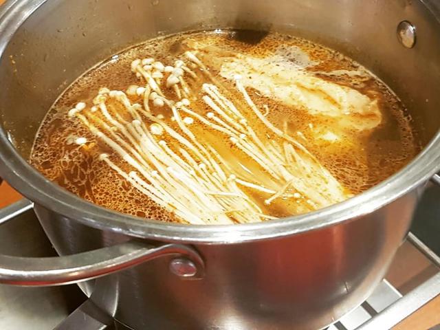 Pernah Disebut Memiliki Banyak Manfaat Jamur Enoki Dilarang Dan Dimusnahkan Lifestyle Liputan6 Com Jamur enoki kaya akan polisakarida yang bisa digunakan sebagai bahan makanan kesehatan dan produk kosmetik. manfaat jamur enoki dilarang