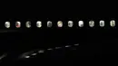Penumpang bermasker (tengah) melihat keluar jendela sebuah pesawat yang membawa orang Kanada kembali dari Wuhan, China, di landasan Bandara Internasional Vancouver, Richmond, British Columbia, Kamis (6/2/2020). (Darryl Dyck/The Canadian Press via AP)