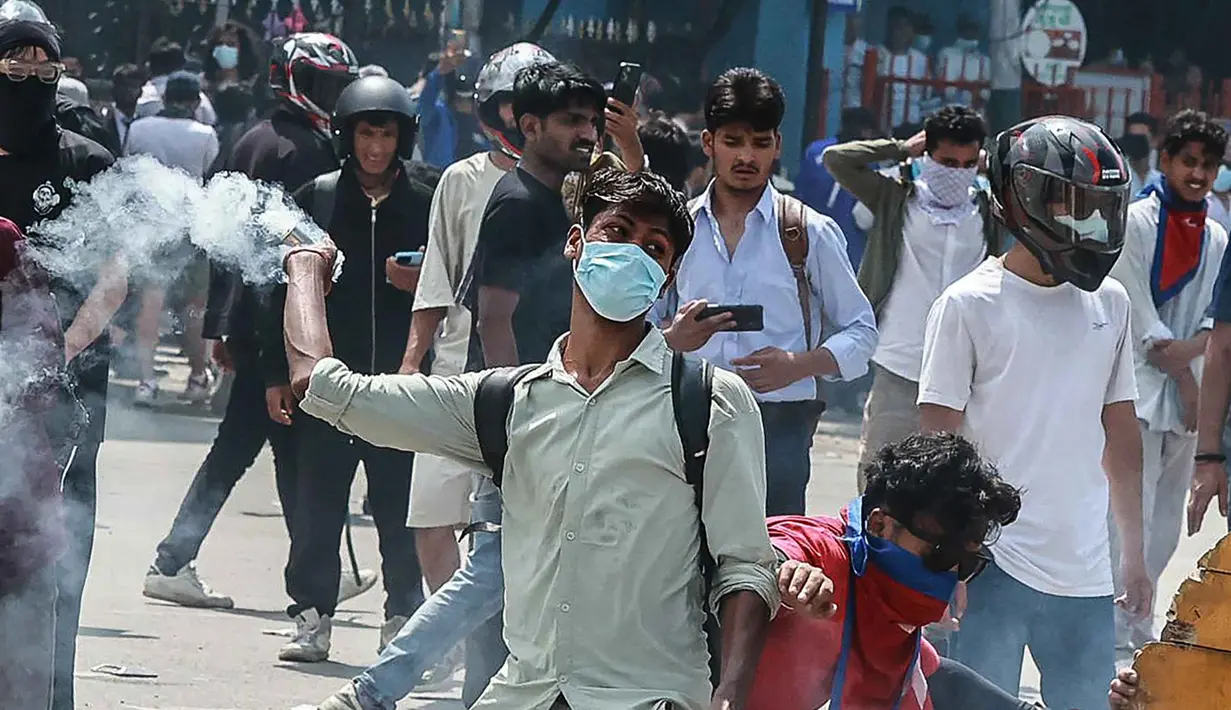 Sebelumnya, massa yang rata-rata para pelajar dan mahasiswa berunjuk rasa di Kota Kathmandu untuk menentang keputusan pemerintah Nepal melarang platform media sosial utama termasuk Facebook, YouTube, X, dan WhatsApp. (PRABIN RANABHAT/AFP)