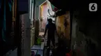 Warga beraktivitas di permukiman padat penduduk RW 12 Tanah Tinggi, Johar Baru, Jakarta Pusat, Selasa (12/11/2024). (Liputan6.com/Herman Zakharia)
