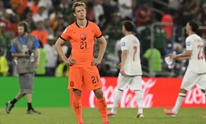 Gelandang Timnas Belanda #21, Frenkie de Jong, bereaksi setelah kalah dalam adu penalti pada pertandingan babak 32 besar Piala Dunia 2026 antara Belanda dan Maroko di Stadion Monterrey di Guadalupe pada 30 Juni 2026. (Alfredo ESTRELLA/AFP)