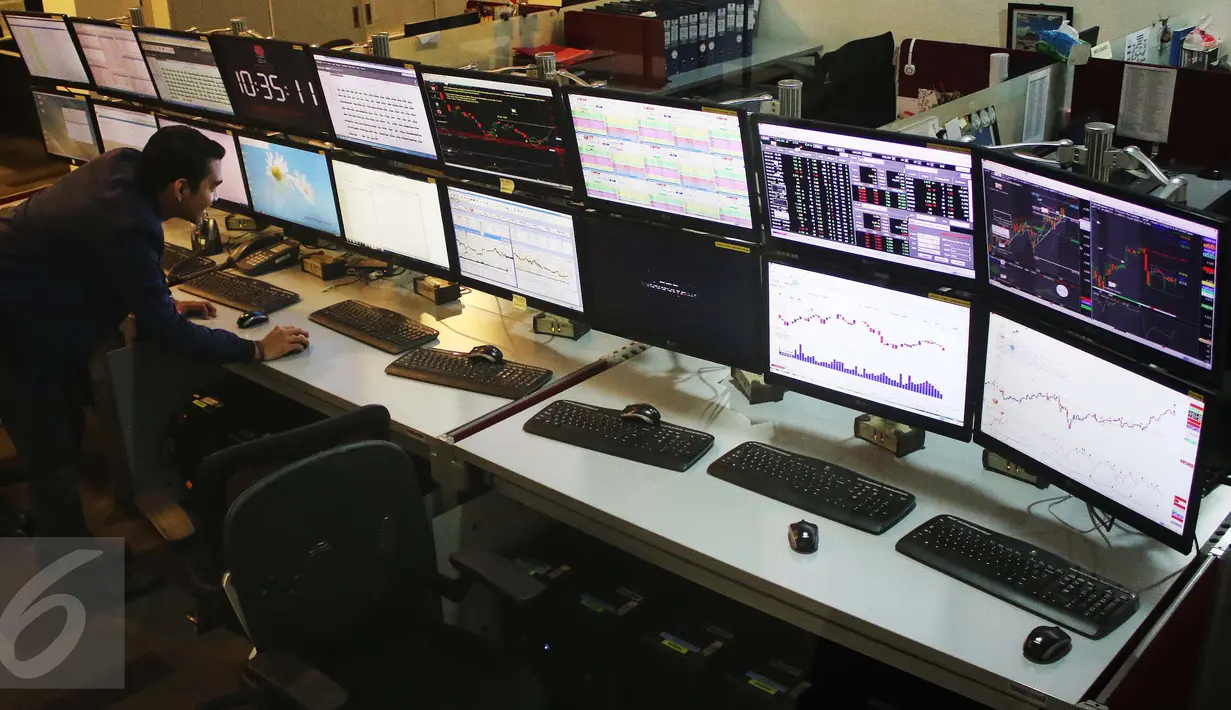 Pekerja mengecek layar indeks saham gabungan di Bursa Efek Indonesia, Jakarta, Selasa (4/4). Pada pemukaan indeks harga saham gabungan (IHSG) hari ini naik tipis 0,09% atau 4,88 poin ke level 5.611,66. (Liputan6.com/Angga Yuniar)