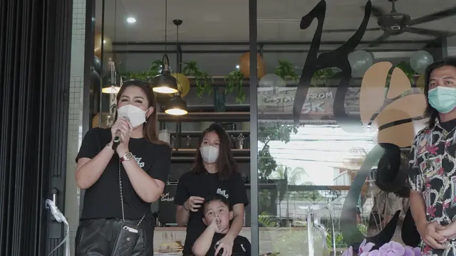Rere Setyawan membuka kedai kopi Curhat
