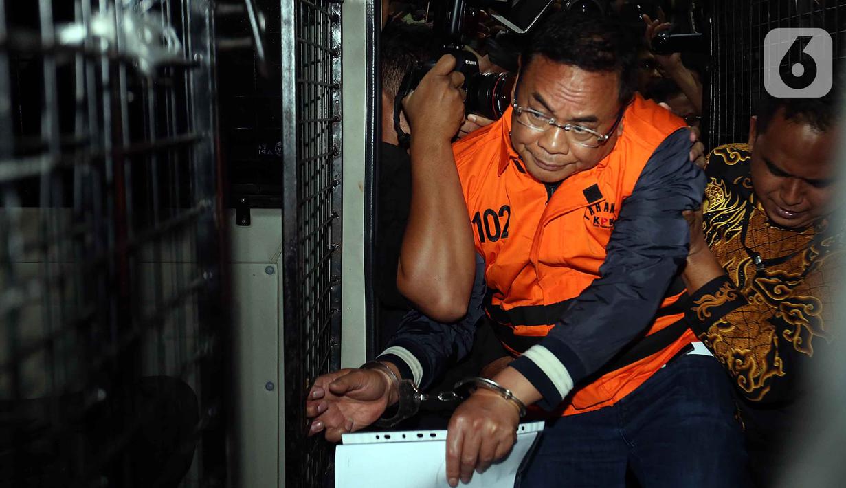 Bupati Pati, Sudewo dikawal petugas masuk ke dalam mobil tahanan usai menjalani pemeriksaan intensif di Gedung Merah Putih Komisi Pemberantasan Korupsi (KPK), Jakarta, Selasa (20/1/2026). Usai melakukan pemeriksaan intensif, pihak KPK langsung menetapkan sekaligus menahan Bupati Pati Sudewo. (Liputan6.com/Helmi Fithriansyah)