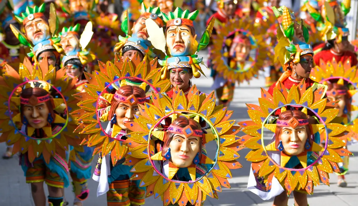 Orang-orang bersuka ria dalam parade "Canto a la Tierra" selama Karnaval Hitam dan Putih di Pasto, Kolombia, Jumat (3/1/2020). Karnaval yang telah diakui oleh UNESCO sejak 2009 tersebut berlangsung setiap Januari. (Photo by Raul ARBOLEDA / AFP)