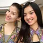 Bahkan dua wanita cantik ini tidak segan untuk berpose yang aneh-aneh dan ekspresi muka jelek. (Foto: instagram.com/ralineshah)