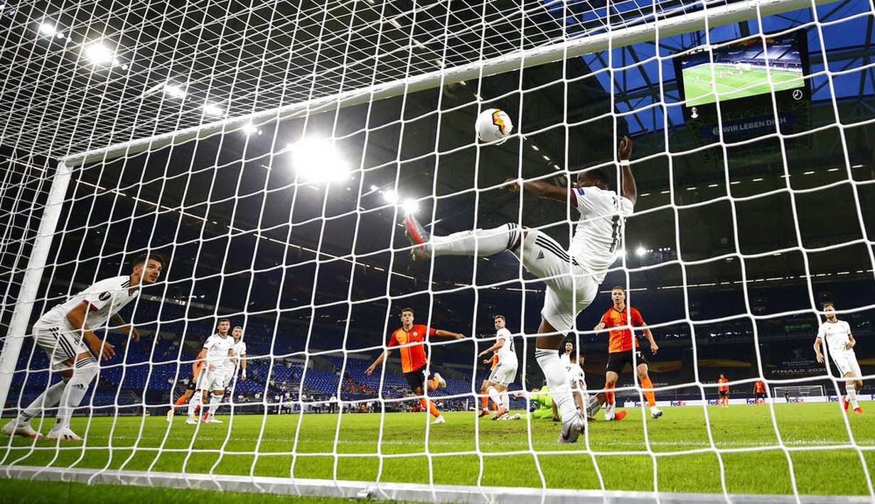 Pemain FC Shakhtar Donetsk, Junior Moraes, mencetak gol yang ke gawang FC Basel pada perempat final di Veltins Arena, Selasa (11/8/2020). Shakhtar Donetsk menang dengan skor 4-1. (Wolgang Rattay/Pool Photo via AP)