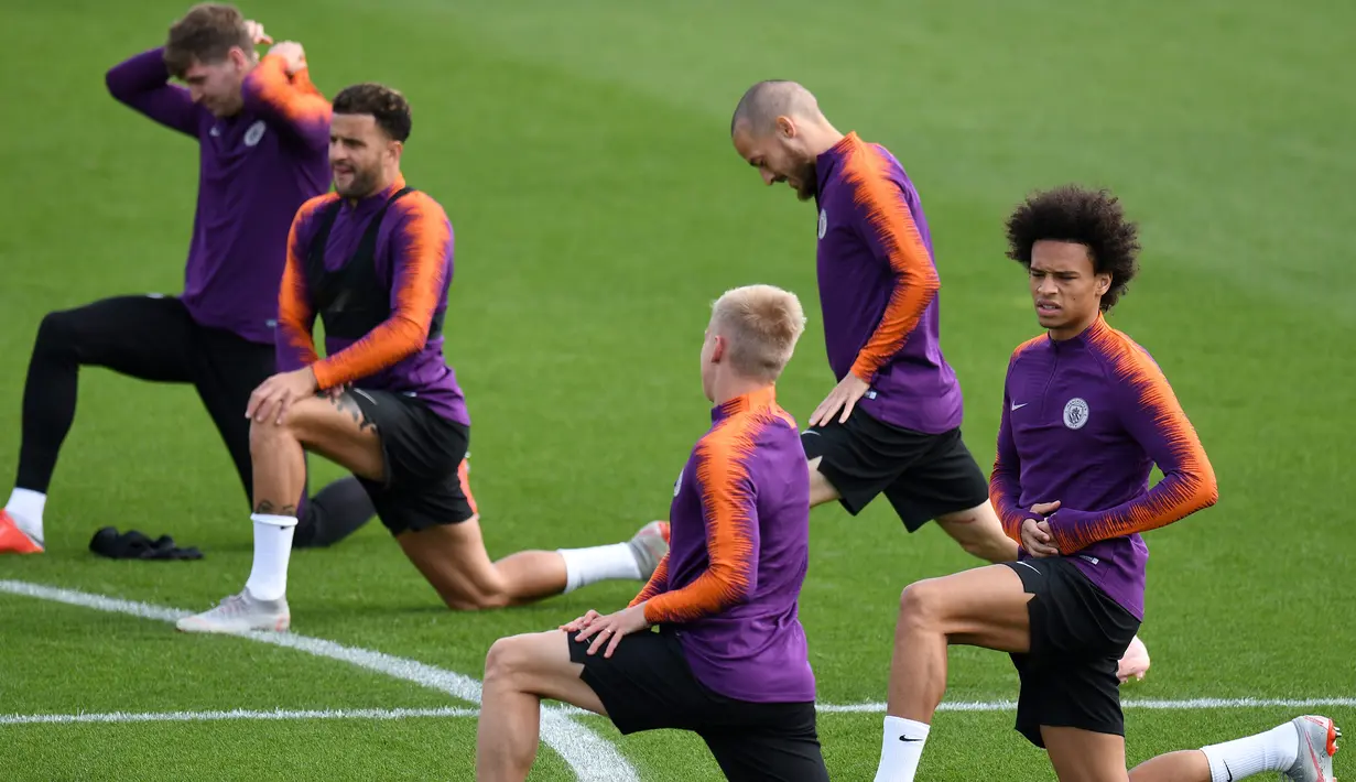 Pemain Manchester City John Stones, Kyle Walker, Oleksandr Zinchenko, David Silva dan Leroy Sane melakukan pemanasan saat mengikuti latihan jelang menghadapi Lyon di Liga Champions di City Football Academy, Inggris (18/9). (AFP Photo/Oli Scarff)