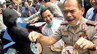 Kapolda Metro Jaya Irjen Pol Wahyono menunjukkan keping DVD porno dan bajakan sebelum dimasukkan ke dalam mesin penghancur di Markas Polda Metro Jaya, Jakarta.(Antara)