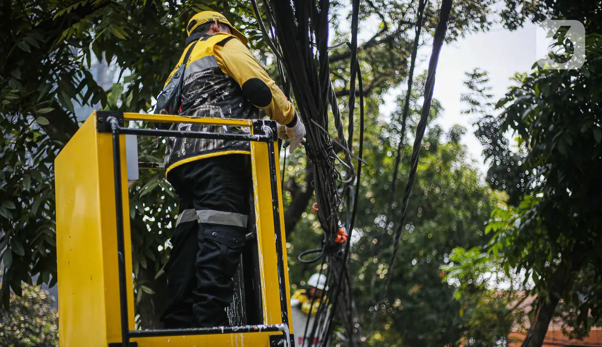 Penataan kabel fiber optik ini dilakukan usai rentetan kecelakaan yang melibatkan kesemrawutan kabel optik di Jakarta. (Liputan6.com/Faizal Fanani)