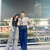 Ayu Ting Ting tampil dengan vest hitam shimmer dipadukan ripped jeans dan bucket hat Pradanya. [@ayutingting92]