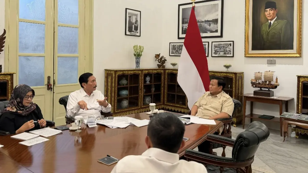Presiden Prabowo Subianto bertemu  Ketua Dewan Ekonomi Nasional (DEN), Luhut Binsar Panjaitan di Istana Merdeka Jakarta, Rabu (3/12/2025).