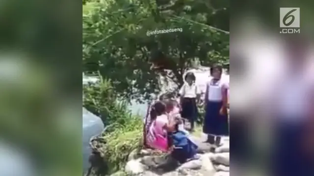 Video anak-anak sekolah Indonesia berjuang menyebrangi sungai deras viral di media sosial.