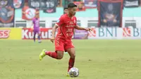 Pemain Persija Jakarta, Ilham Rio Fahmi menggiring bola saat melawan Bhayangkara FC dalam pertandingan lanjutan pekan ke-25 BRI Liga 1 2022/2023 yang berlangsung di Stadion Wibawa Mukti, Cikarang, Jawa Barat, Kamis (16/2/2023). (Bola.com/Ikhwan Yanuar)
