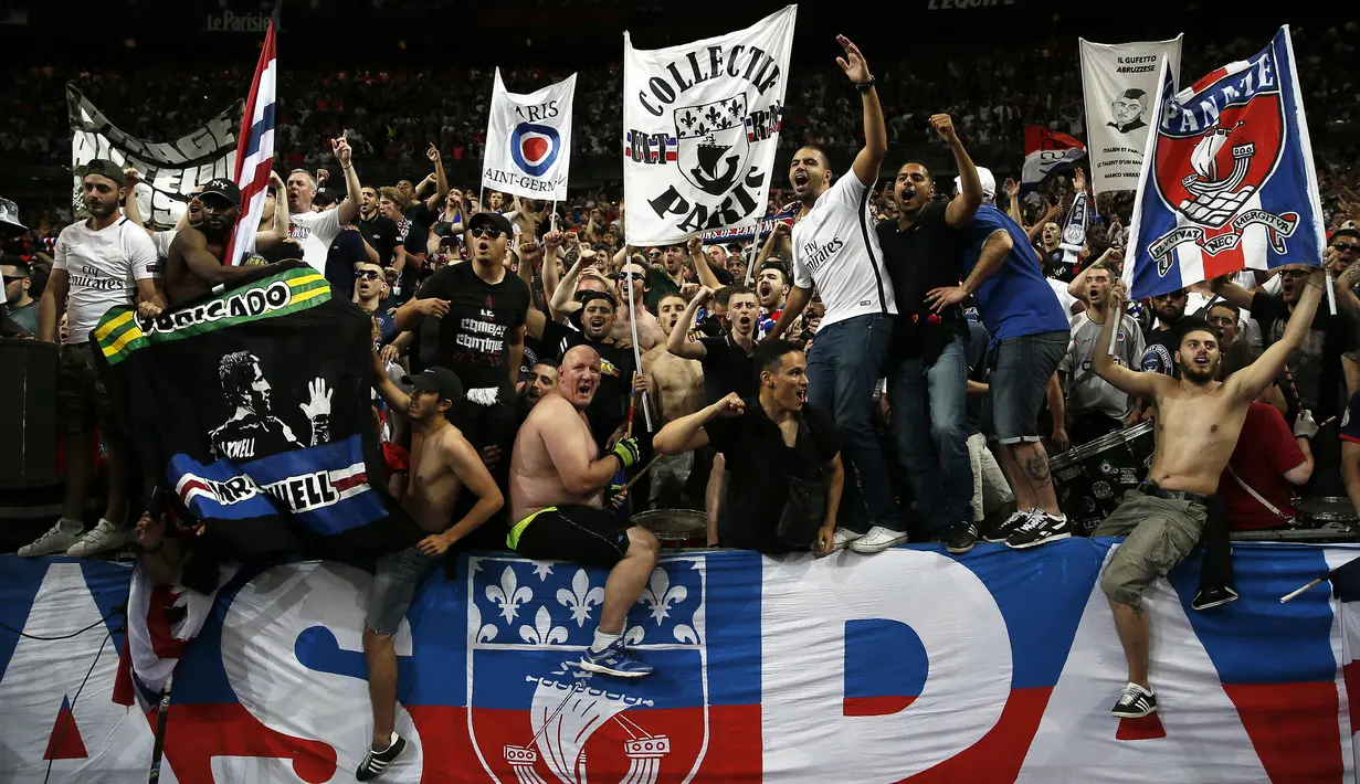 Suporter Paris Saint Germain (PSG) melakukan selebrasi usai tim kesayangannya meraih kemenangan atas Angers pada laga final Coupe de France, di Stade de France, Paris, Minggu (28/5/2017). PSG Menang 1-0.  (EPA/Etienne Laurent)