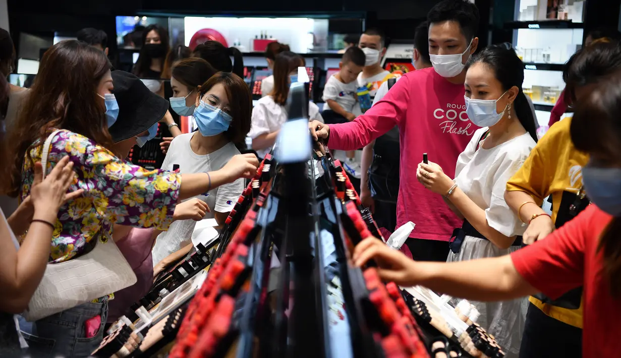 Para turis berbelanja di pusat perbelanjaan bebas pajak (duty free) di Kota Sanya, Provinsi Hainan, China selatan, pada 5 Oktober 2020. Hainan mencatatkan lonjakan penjualan produk bebas pajak selama liburan Hari Nasional dan Festival Pertengahan Musim Gugur. (Xinhua/Guo Cheng)