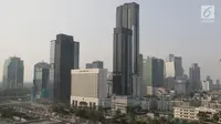 Suasana gedung-gedung bertingkat yang diselimuti asap polusi di Jakarta, Selasa (30/7/2019). Badan Anggaran (Banggar) DPR bersama dengan pemerintah menyetujui target pertumbuhan ekonomi Indonesia berada di kisaran angka 5,2% pada 2019 atau melesat dari target awal 5,3%. (Liputan6.com/Angga Yuniar)