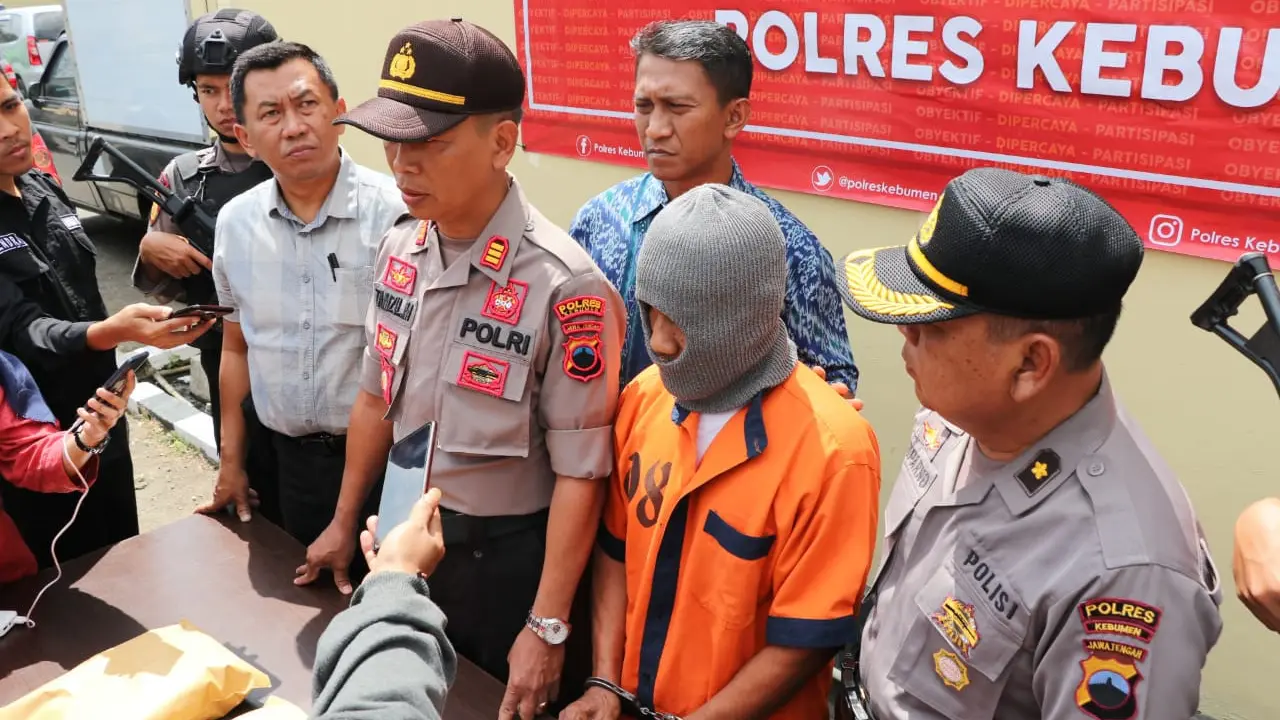 Polisi Kebumen menangkap guru mengaji yang tega mencabuli balita. (Foto: Liputan6.com/Humas Polres Kebumen/Muhamad Ridlo)