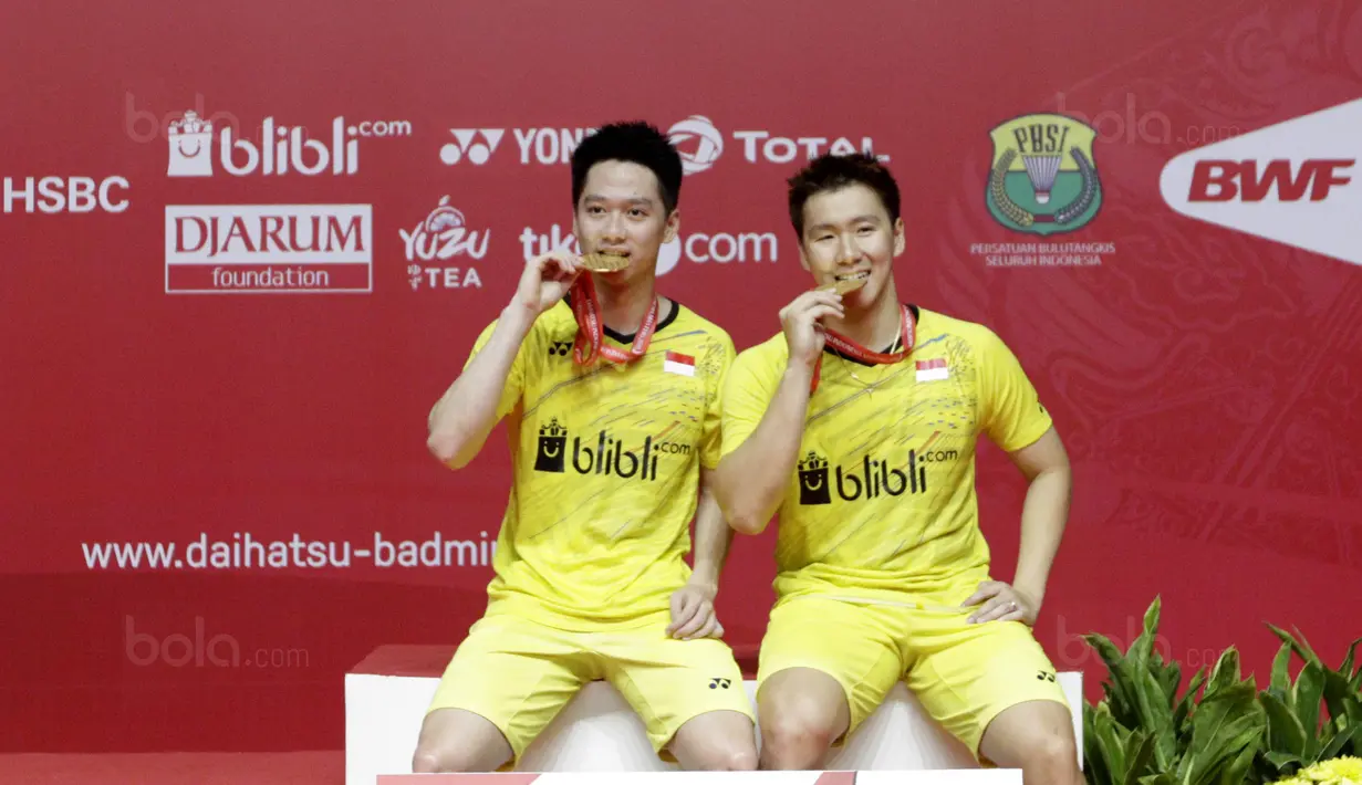 Ganda putra Indonesia, Kevin Sanjaya/Marcus Gideon, saat melawan wakil China, Li Junhui/Liu Yuchen pada laga Indonesia Masters 2018 di Istora Senayan, Minggu (28/1/2018). Kevin /Marcus menang 11-21, 21-10, dan 21-16. (Bola.com/M Iqbal Ichsan)