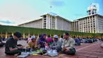 Umat muslim menyantap menu berbuka puasa di Masjid Istiqlal, Jakarta, Sabtu (1/3/2025). (Liputan6.com/Angga Yuniar)
