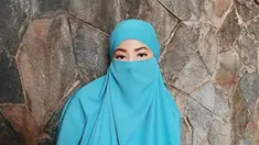Natasha Rizky gaya penampilannya curi perhatian. Seperti saat ibu 3 anak ini tampil menawan dengan cadar warna biru. Potret cantik Natasha Rizky saat pakai cadar ini banjir pujian. (Liputan6.com/IG/natasharizkynew)