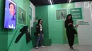 Dua orang wanita mengunjungi seni instalasi Adidas Original Is Never Finished di Senayan City, Jakarta, Rabu (28/2). Pameran instalasi dari Adidas ini disajikan dengan tujuan menginspirasi dan mengedukasi konsumen Indonesia. (Liputan6.com/Angga Yuniar)