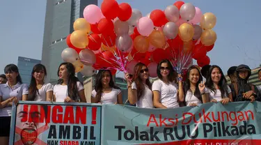 Deretan wanita cantik menggelar aksi saat Car Free Day (CFD)  yang berlangsung di Bundaran HI, Jakarta, Minggu (21/9/2014) (Liputan6.com/Faizal Fanani)