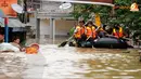 Tim SAR Polri dari Satuan Brimob terlihat masih melakukan penyisiran untuk mencari warga yang terjebak dalam kondisi banjir (Liputan6.com/Helmi Fithriansyah)