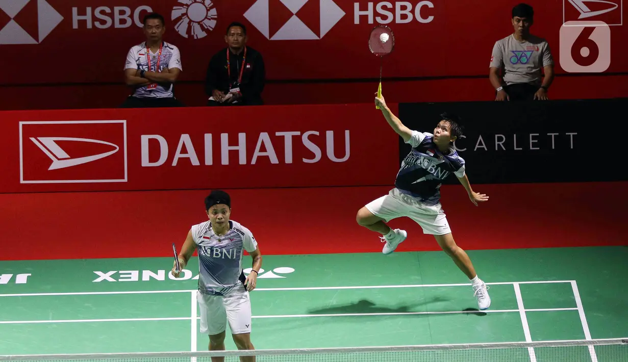Pebulu tangkis ganda putri Indonesia Apriyani Rahayu/Siti Fadia Silva Ramadhanti saat bertanding melawan pebulu tangkis ganda putri China Taipei Hu Ling Fang/Lin Xiao Min pada pertandingan babak 16 besar Indonesia Masters 2023 di Istora Senayan, Jakarta, Kamis (26/1/2023). Apriyani/Siti Fadia berhasil mengalahkan lawannya dalam dua gim dengan skor akhir 22-20 dan 21-16. (Liputan6.com/Herman Zakharia)