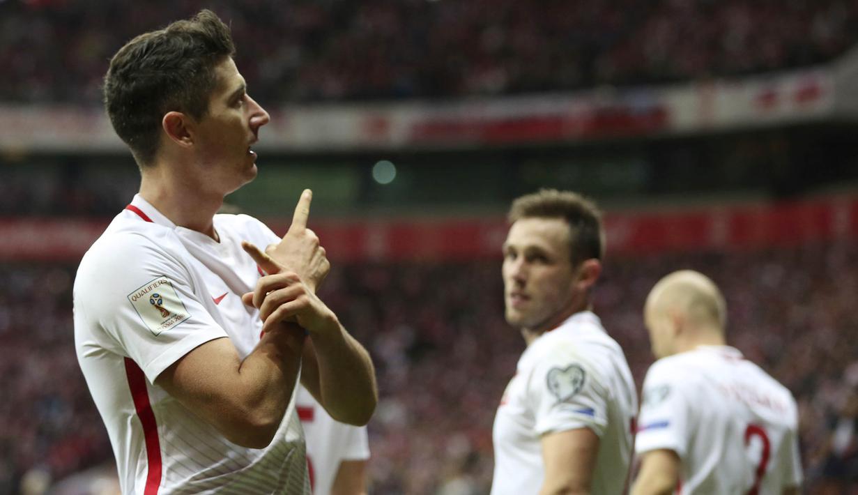 Striker Polandia, Robert Lewandowski, melakukan selebrasi usai mencetak gol ke gawang Montenegro pada laga Kualifikasi Piala Dunia 2018 di Stadion National, Warsawa, Minggu (8/10/2017). Polandia menang 4-2 atas  Montenegro. (AP/Czarek Sokolowski)