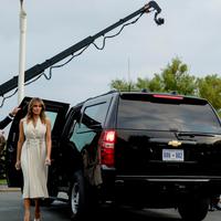 Presiden Prancis Emmanuel Macron (kedua kanan) dan Brigitte Macron (kanan) menyambut Presiden AS Donald Trump (tiga kiri) dan istrinya Melania Trump (kiri) yang tiba di KTT G7, Biarritz, Prancis, Sabtu (24/8/2019). G7 merupakan tujuh ekonomi maju utama dunia. (AP Photo/Andrew Harnik)