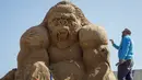 Seniman asal Rusia Arslanbayev membuat patung dari pasir selama mengikuti festival Sand Sculpture bertema " Sand Fantasy " di Kazakhstan , 15 April 2016. Festival ini diikuti beberapa seniman hebat dari berbagai dunia. (REUTERS / Shamil Zhumatov)