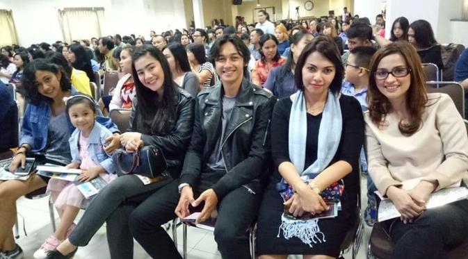 3. Enggak cuma pergi berlibur, Hito dan Mami Novita juga beribadah bersama loh!