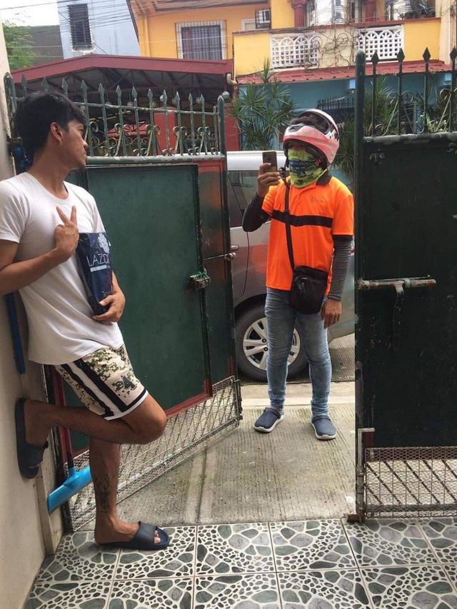 Bak Model, 6 Pose Kocak Orang saat Terima Paket Ini Bikin Geleng Kepala