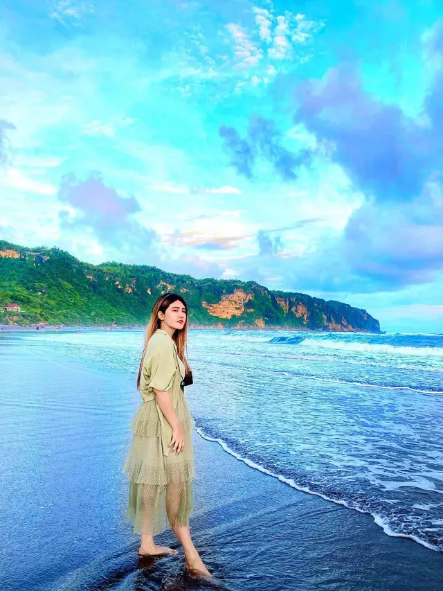 6 Momen Liburan Via Vallen di Yogyakarta, Main di Pantai Parangtritis