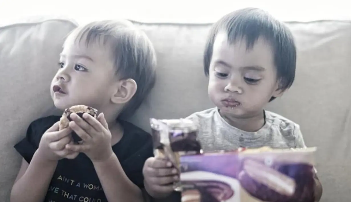 Sekala dan Bjorka kompak memakan biskuit dengan lahap. (Liputan6.com/IG/@sabaidieter)