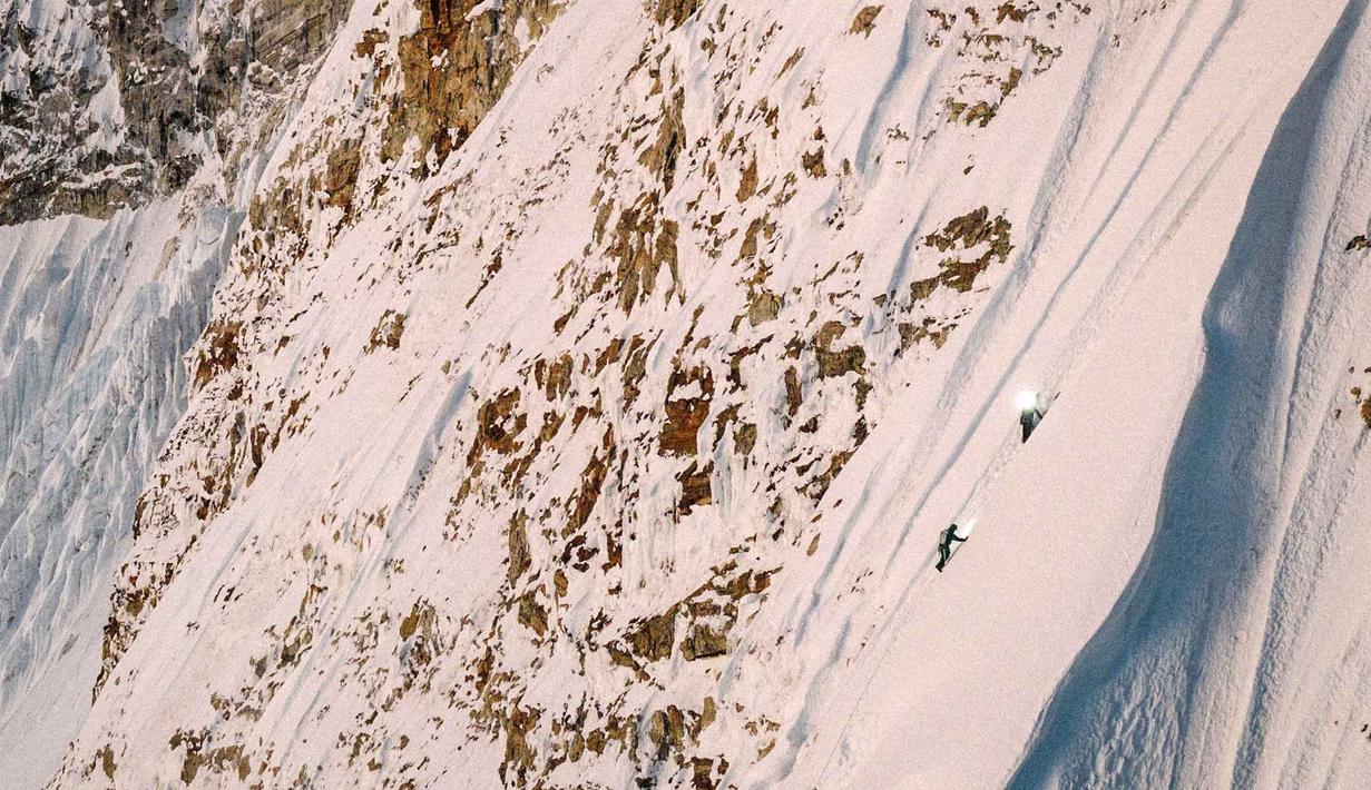 Dua pendaki gunung asal Prancis, Benjamin Vedrines dan Nicolas Jean, berhasil melakukan pendakian pertama ke Puncak Jannu East (7.468 mdpl) di Nepal timur. Dalam foto yang diambil pada 15 Oktober 2025 ini, pendaki gunung Prancis Benjamin Vedrines dan Nicolas Jean menuju puncak Jannu East, pendakian pertama ke puncak setinggi 7.468 meter di Nepal timur. (Thibaut MAROT/AFP)