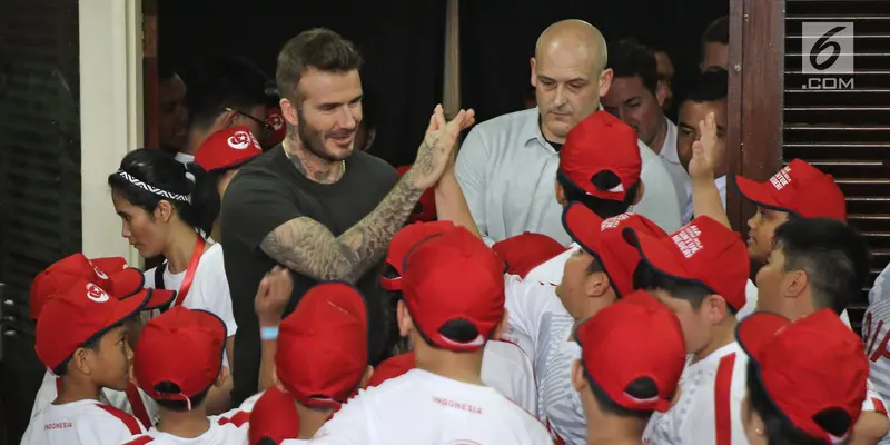 Senyum Akrab David Beckham saat Bagikan 10 Ribu Bola Untuk Anak-Anak