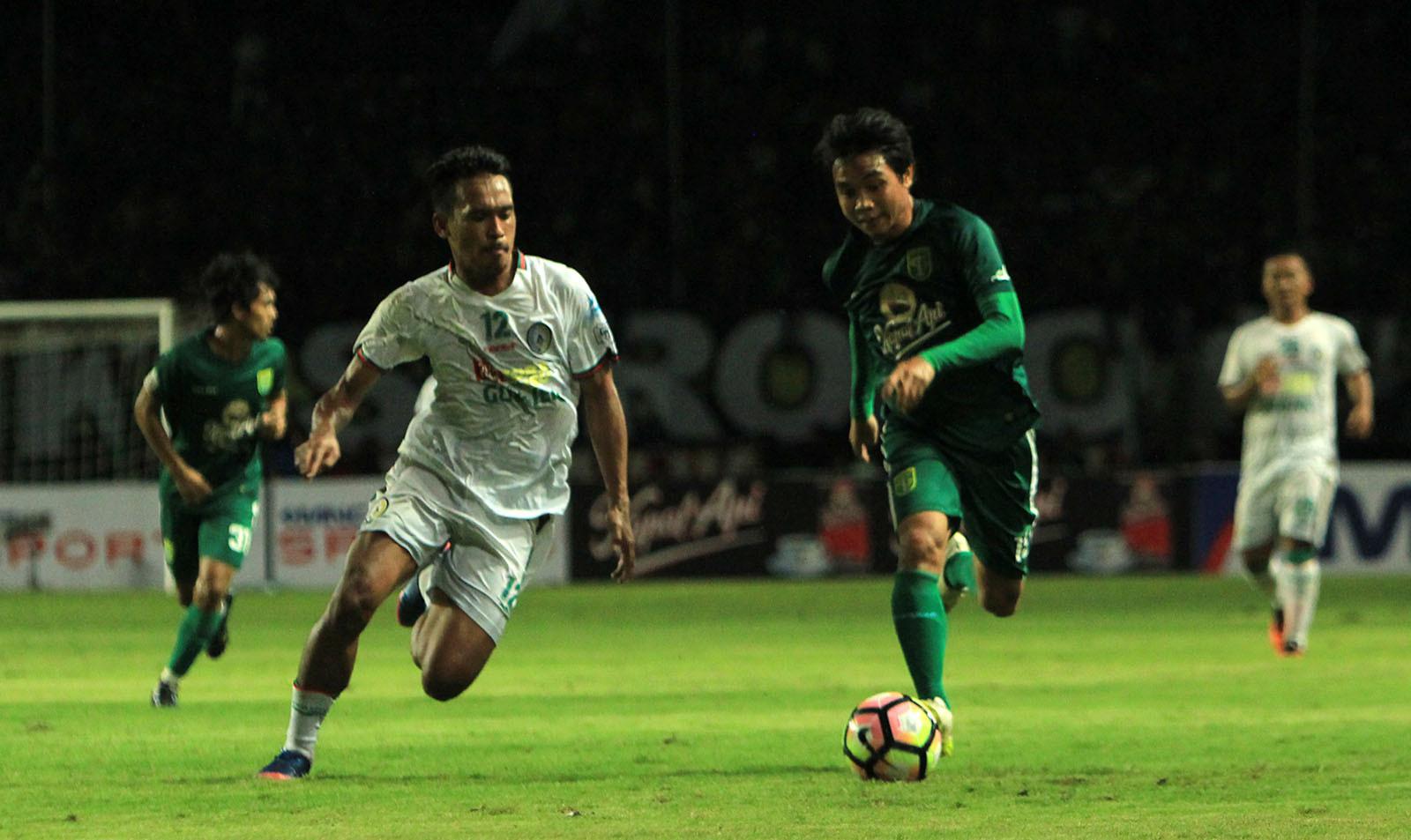 Persebaya Surabaya vs PSS Sleman bertanding dalam Celebration Game di Stadion Gelora Bung Tomo, Surabaya, Sabtu (9/12/2017). (Bola.com/Aditya Wany)