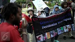 Puluhan mahasiswa yang tergabung dalam Front Rakyat Indonesia untuk West Papua berunjuk rasa di depan Kantor PBB, Jakarta, Senin (3/4). Dalam aksinya mereka menuntut PBB harus bertanggung jawab meluruskan sejarah PEPERA. (Liputan6.com/Faizal Fanani)
