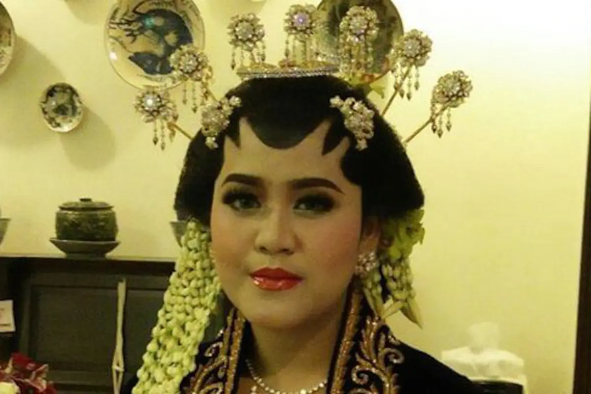 Kahiyang mengenakan 7 cundul mentul./Copyright twitter.com/inyonkamali
