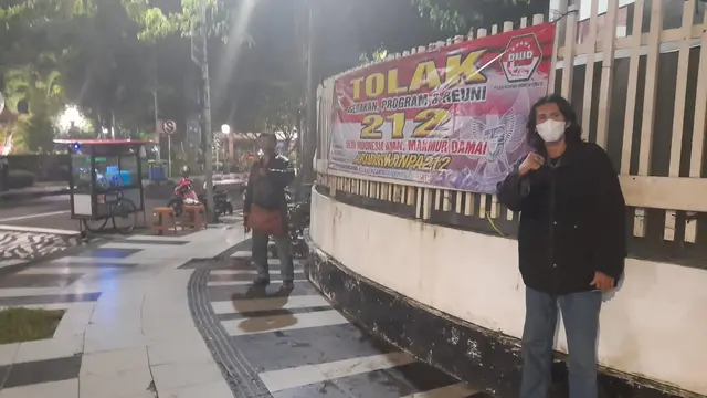 Spanduk penolakan terhadap reuni 212 di Jakarta terpasang di Surabaya. (Dian Kurniawan/Liputan6.com)