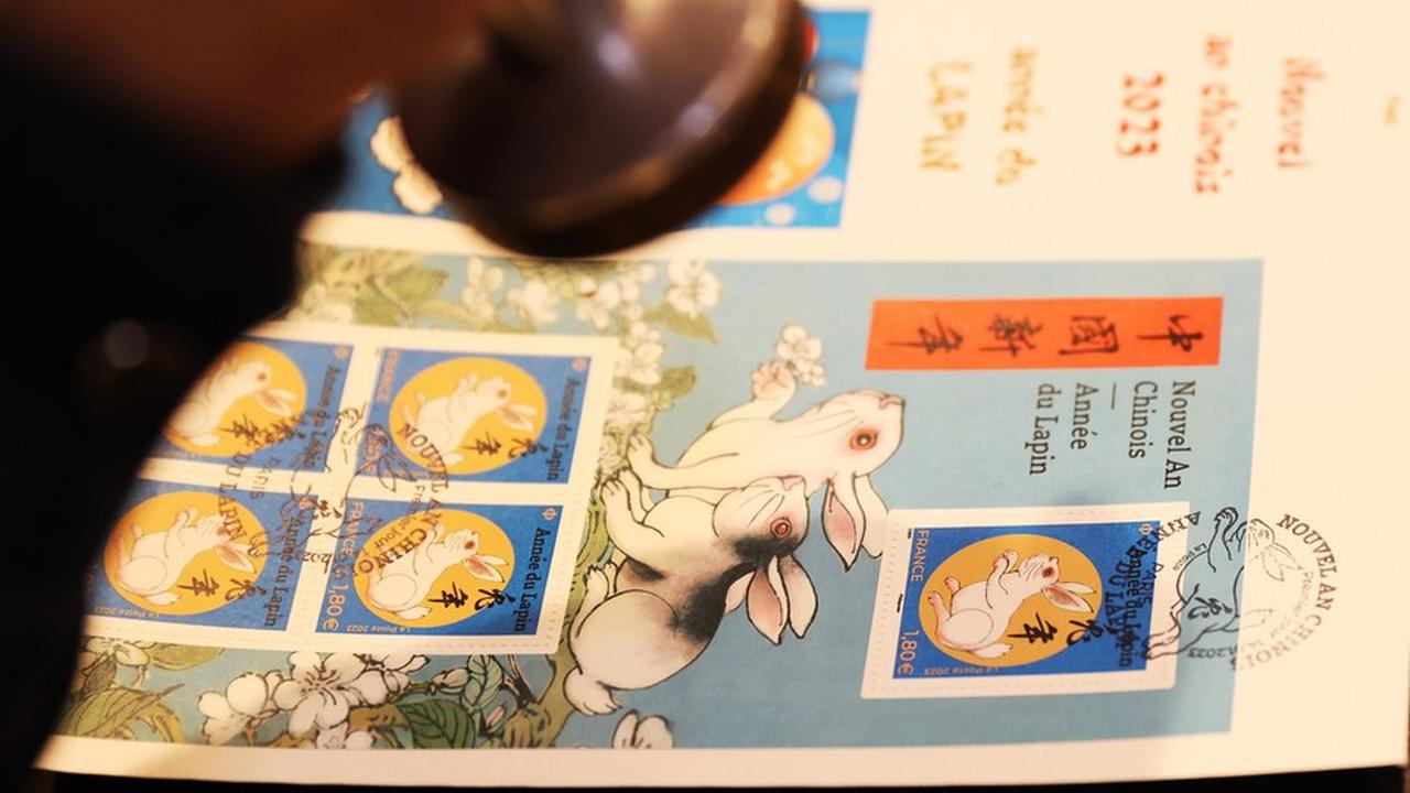 Perangko peringatan Tahun Kelinci, yang dirancang oleh seniman Tiongkok Chen Jianghong, terlihat saat upacara peluncuran di Paris, Prancis, 14 Januari 2023. (Xinhua/Gao Jing)