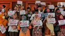 Anggota Fraksi PKS memegang poster bertuliskan “Tolak Kenaikan Harga BBM” seusai walkout dari Rapat Paripurna ke-4 masa persidangan I tahun 2022-2023 di Kompleks Parlemen, Senayan, Jakarta, Selasa (6/9/2022). Seluruh anggota Fraksi PKS DPR RI walk out atau keluar dari ruangan di tengah agenda rapat paripurna DPR RI sebagai bentuk penolakan harga BBM naik. (Liputan6.com/Angga Yuniar)
