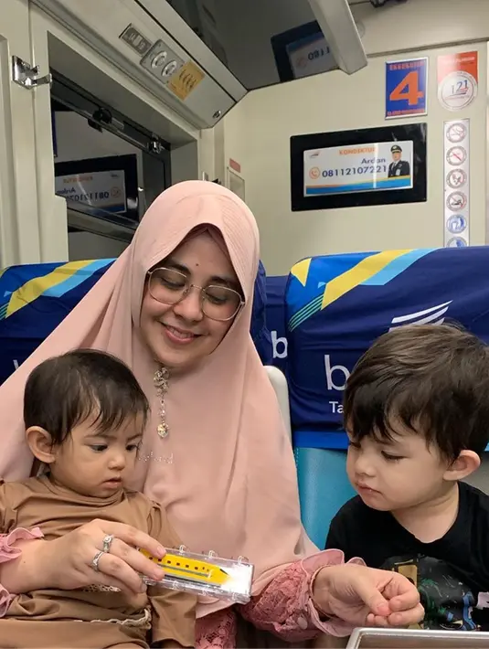 Mengasuh ketiga buah hati tentu saja bukan hal yang mudah bagi Risty Tagor. Akan tetapi ia begitu mencintai dan juga menyayangi ketiga anaknya dan menganggapnya sebagai berkah yang cukup besar. (Liputan6.com/IG/@ristytagor)