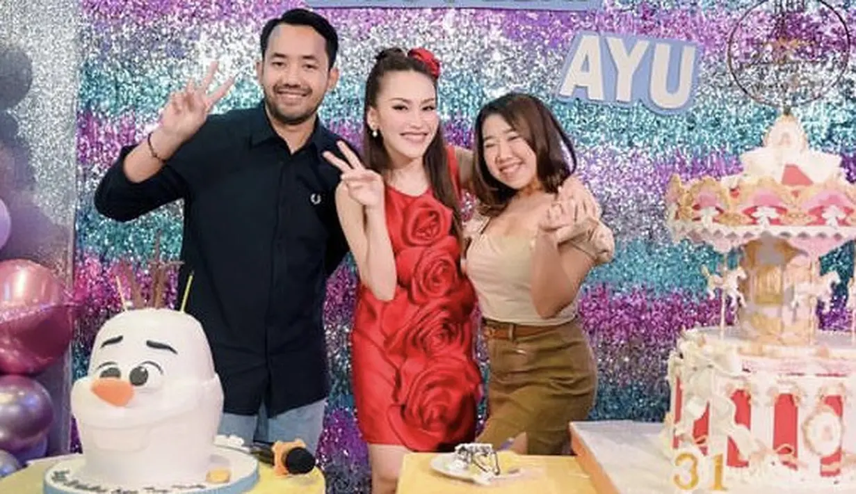 Hadir bersama sang suami, Kiky tampil dengan atasan heart neck lengan pump warna beige dipadukan bawahan coklat. @kikysaputrii