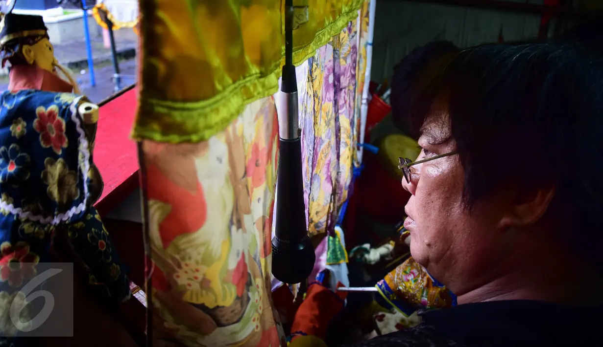 Dalang memainkan Wayang Potehi di Kawasan Pecinan Semarang saat acara pekan Pasar Semawis 2016, Jumat (5/2/2016). Wayang Potehi adalah salah satu kebudayaan Tiongkok yang diminati menjelang Imlek. (Foto:Gholib)