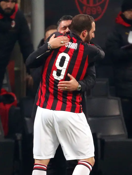 Gonzalo Higuain memeluk pelatih Gennaro Gattuso usai mencetak gol ke gawang SPAL pada lanjutan Liga Italia di stadion San Siro (29/12). Gol ini ia mempersembahkan untuk Gattuso yang sudah menanti golnya sejak 28 Oktober lalu. (AP Photo/Antonio Calanni)