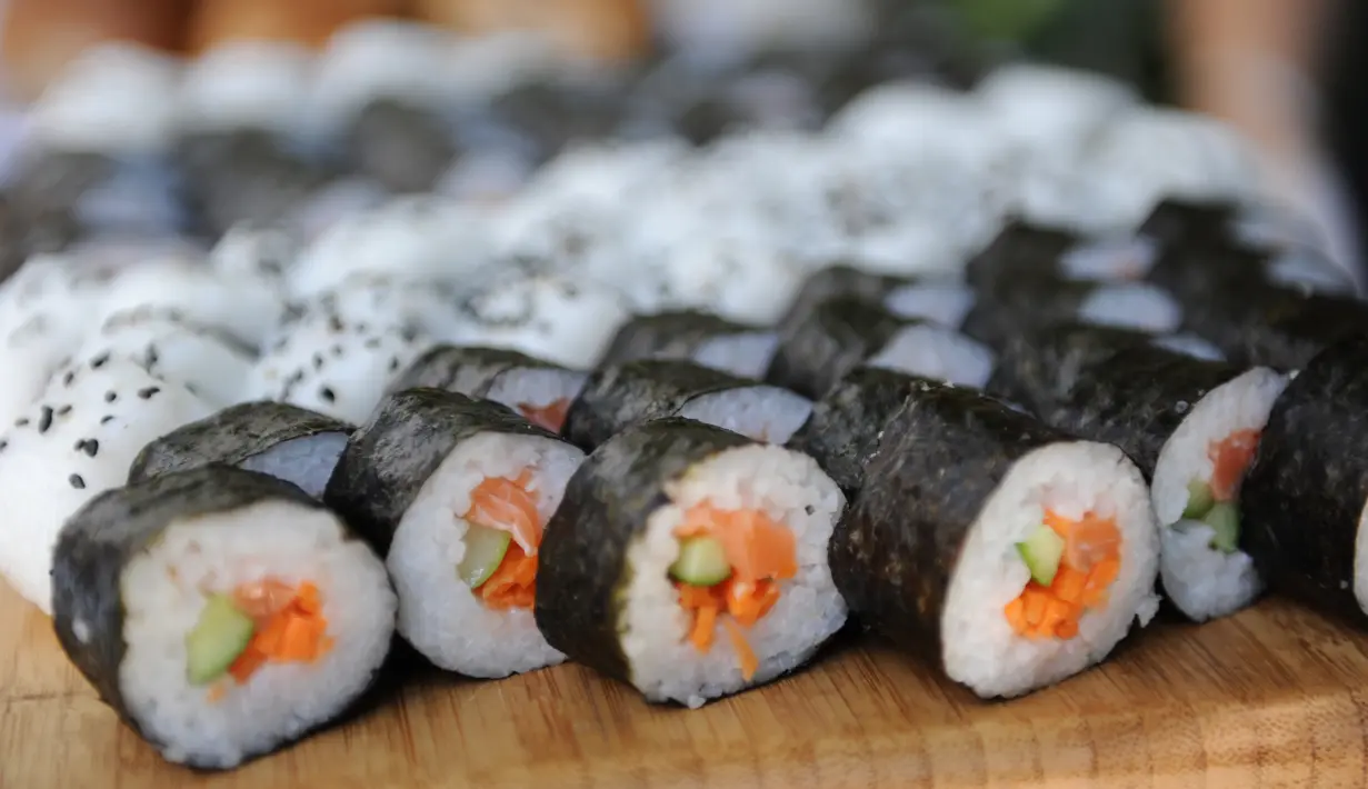 Sushi gulung juga harus diwaspadai sebab sering ditambahkan dengan bahan-bahan yang berkalori tinggi seperti mayo pedas, krim keju, udang tempura, dan banyak nasi putih. (Istimewa)