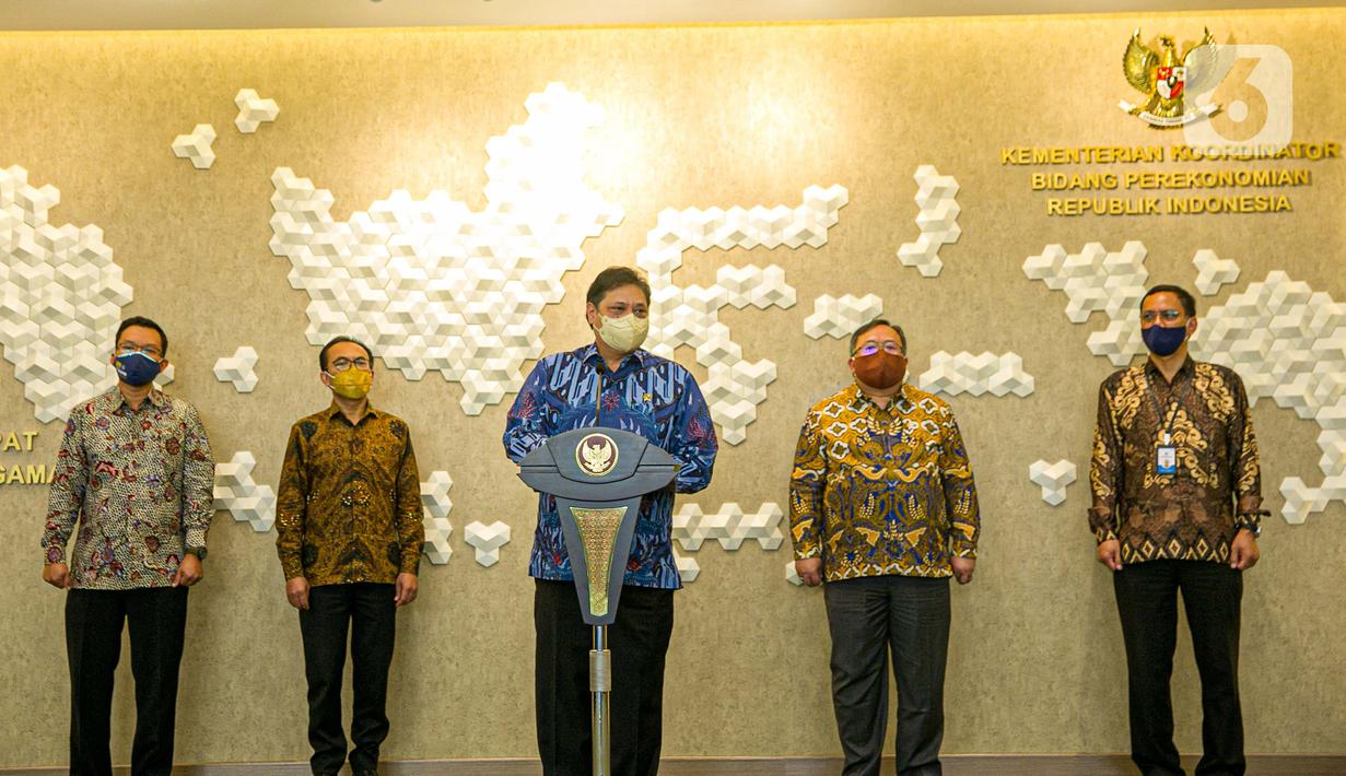 Menko Bidang Perekonomian Airlangga Hartarto menyampaikan keterangan saat menerima GeNose C19 dari Menristek Bambang Brodjonegoro di Gedung Kemenko Perekonomian, Jakarta, Senin (22/3/2021). GeNose C19 diharapkan dapat semakin dikenal dan dimanfaatkan secara lebih masif. (Liputan6.com/Faizal Fanani)